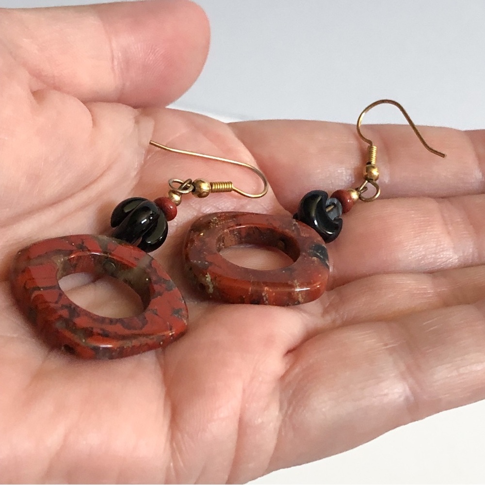 Vintage polished stone jasper? dangle earrings w/ black stone accents - Picture 5 of 10